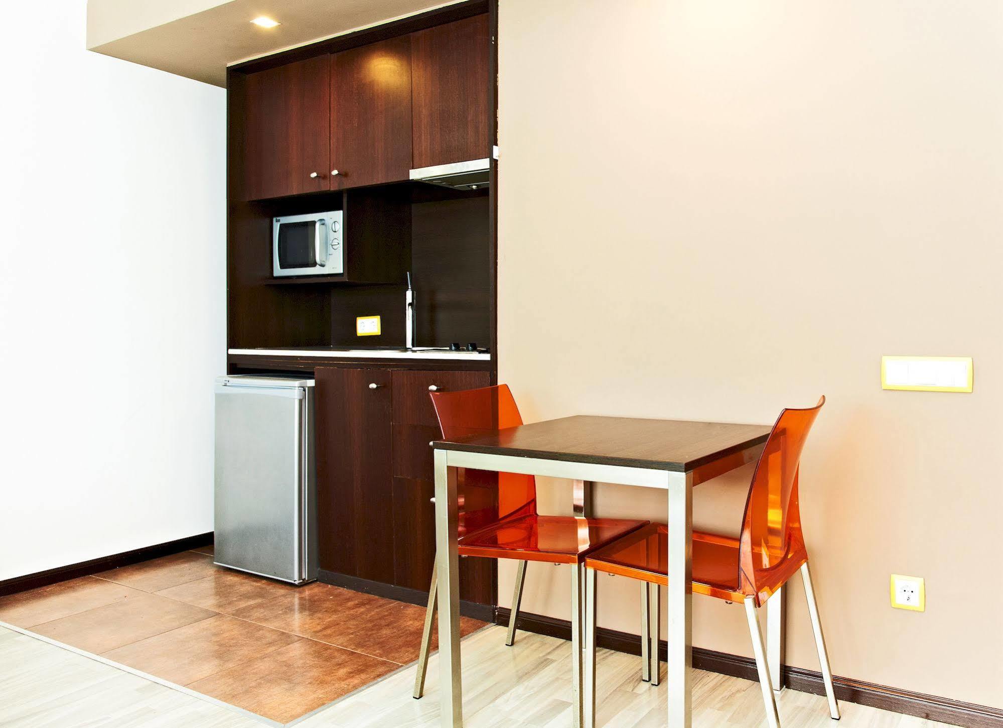 Ginosi Basics Centric Apartel Castelldefels Luaran gambar