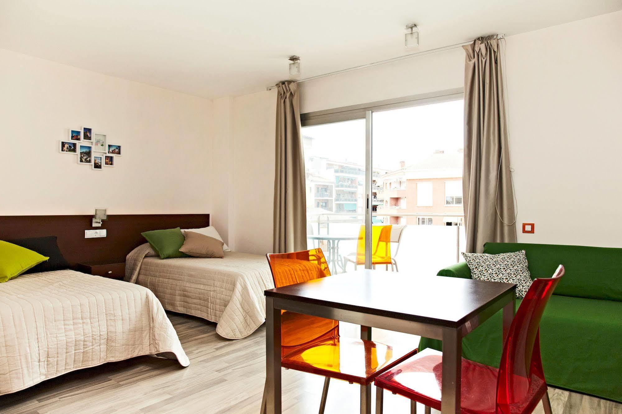 Ginosi Basics Centric Apartel Castelldefels Luaran gambar
