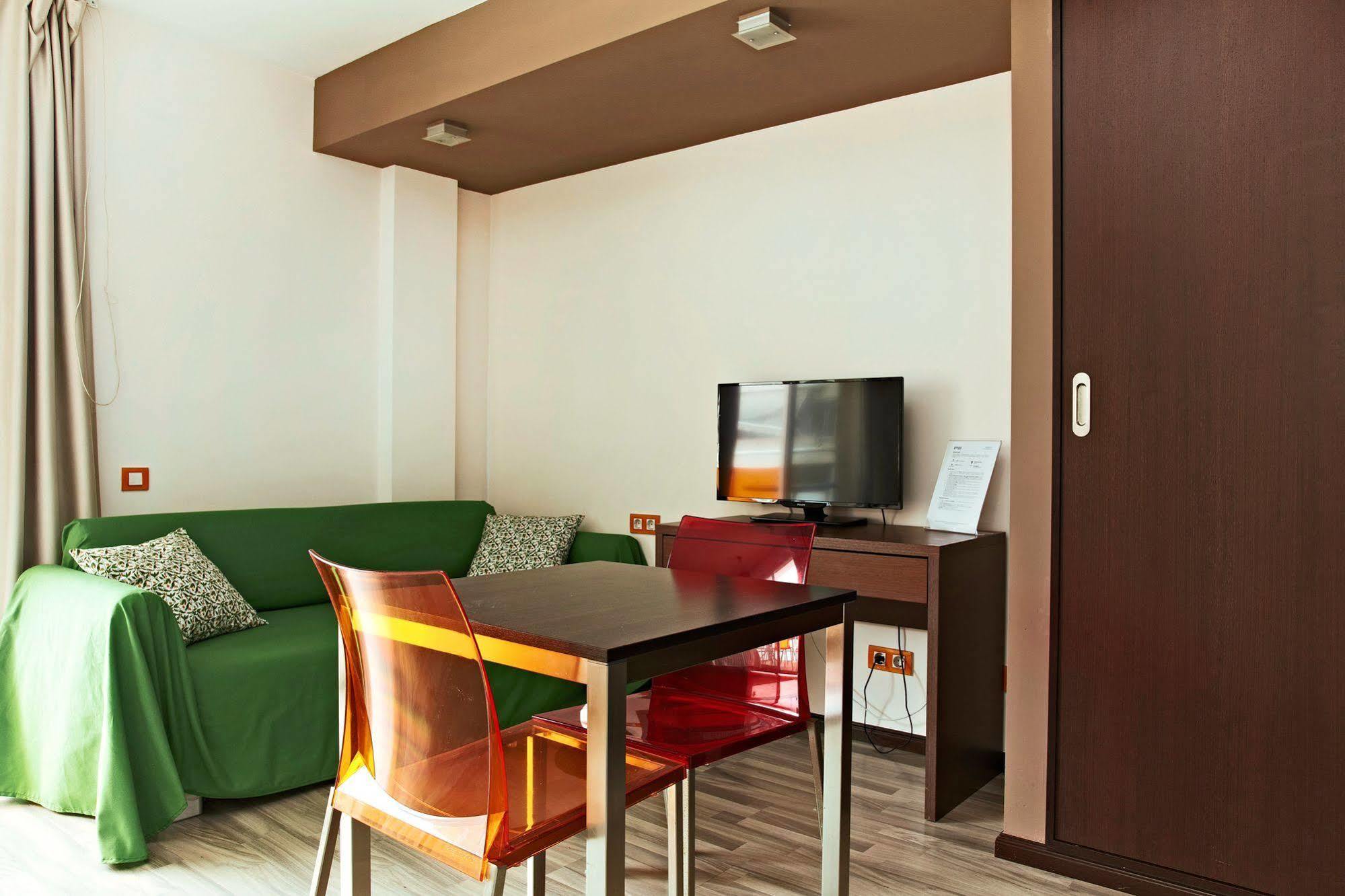 Ginosi Basics Centric Apartel Castelldefels Luaran gambar